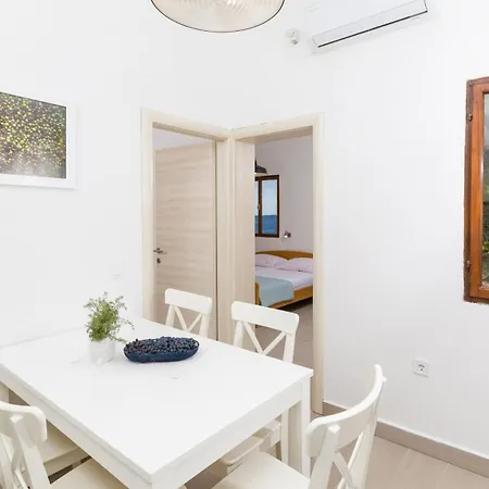 Beachfront Slavinka Apartman