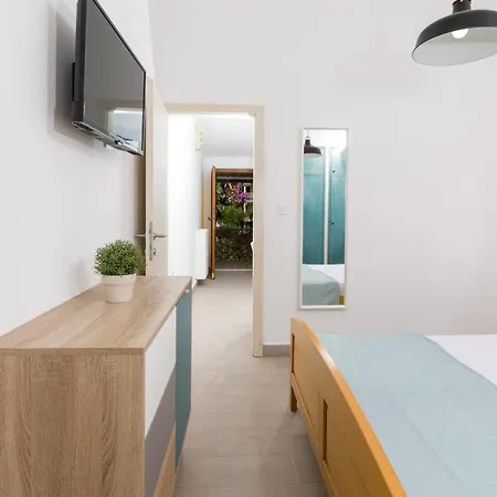 Beachfront Slavinka Apartman *