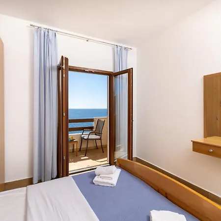 Beachfront Slavinka Apartman